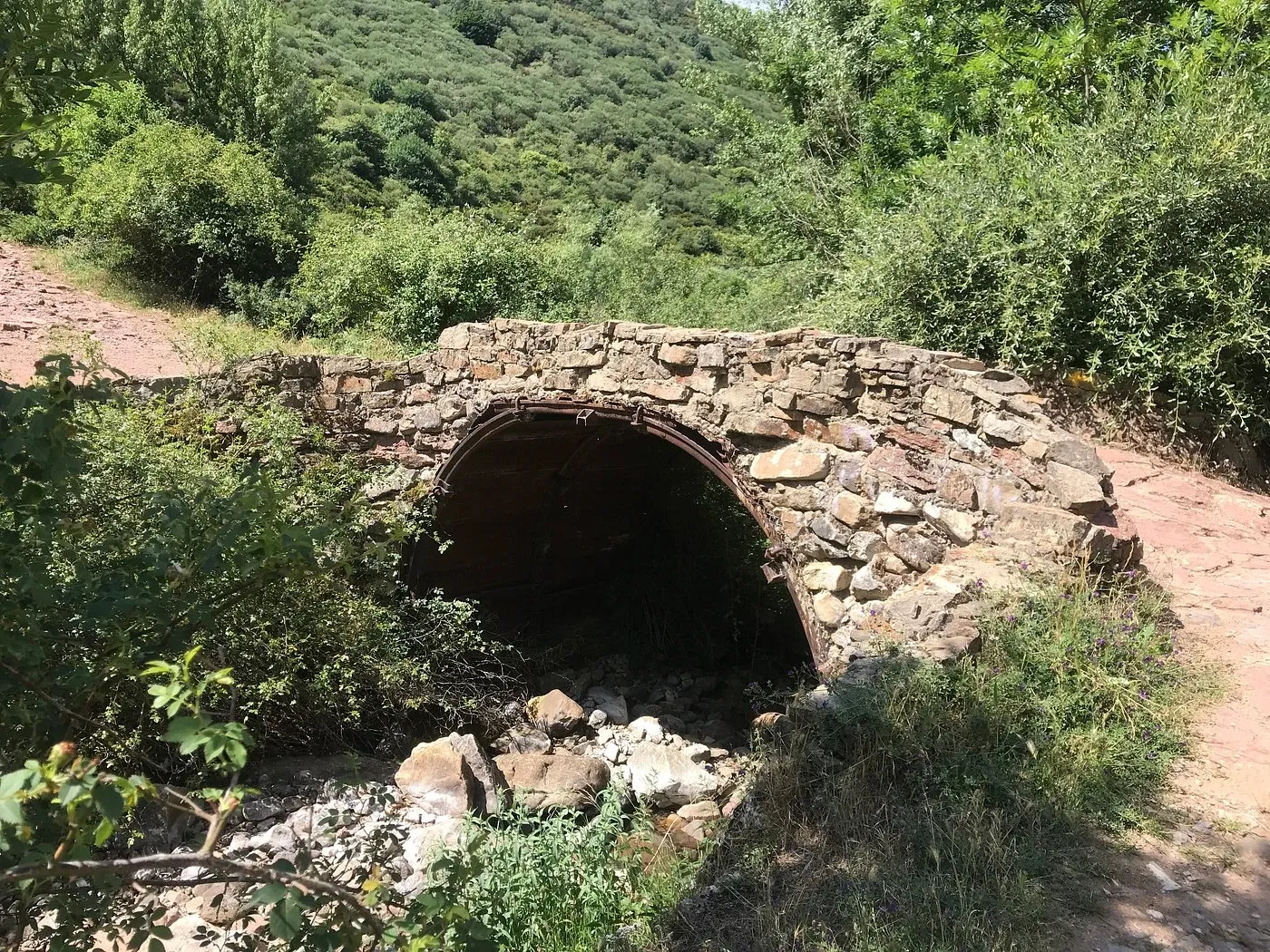 Puente artesanal hecho por mineros de l zona
